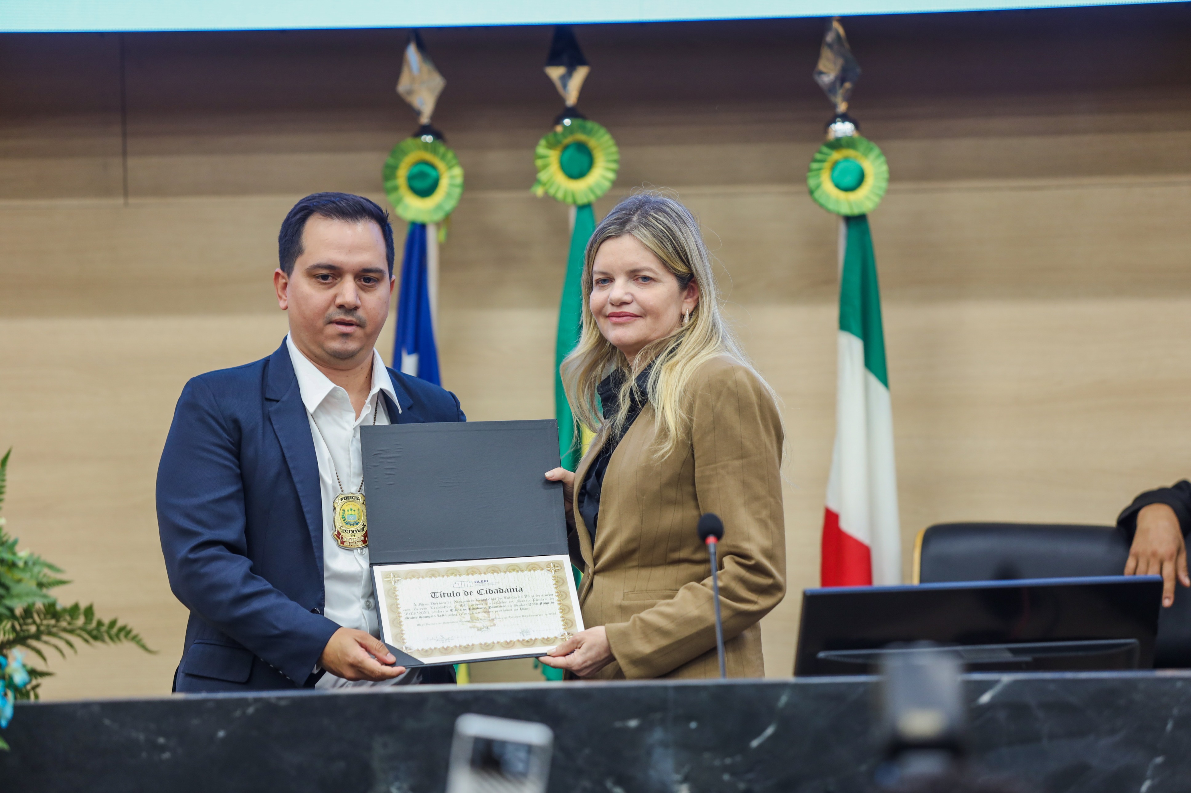 SESSÃO SOLENE DE ENTREGA DE TÍTULO DE CIDADANIA A DELEGADOS DA PCPI (32).jpeg