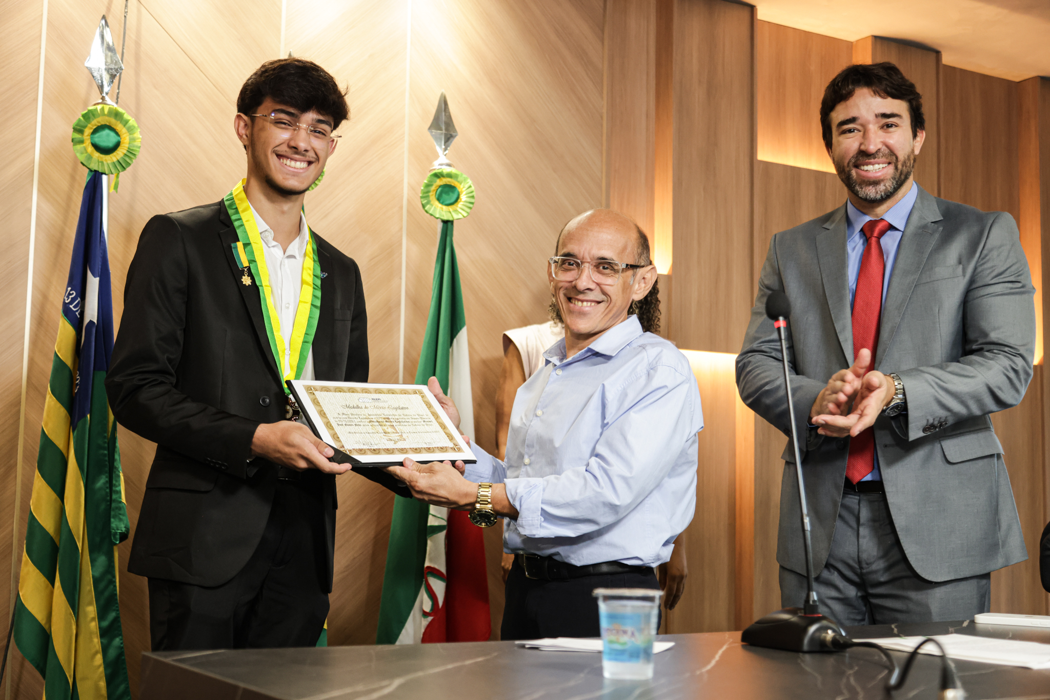 SESSÃO SOLENE CONCESSÃO DE MEDALHA DO MÉRITO LEGISLATIVO AO ESTUDANTE MANOEL JOSÉ NUNES NETO (16).jpg