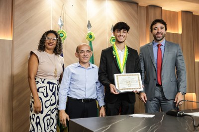 SESSÃO SOLENE CONCESSÃO DE MEDALHA DO MÉRITO LEGISLATIVO AO ESTUDANTE MANOEL JOSÉ NUNES NETO (17).jpg