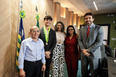 SESSÃO SOLENE CONCESSÃO DE MEDALHA DO MÉRITO LEGISLATIVO AO ESTUDANTE MANOEL JOSÉ NUNES NETO (22).jpg