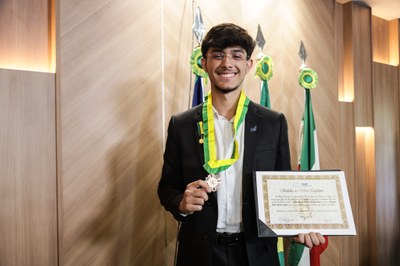 SESSÃO SOLENE CONCESSÃO DE MEDALHA DO MÉRITO LEGISLATIVO AO ESTUDANTE MANOEL JOSÉ NUNES NETO (23).jpg