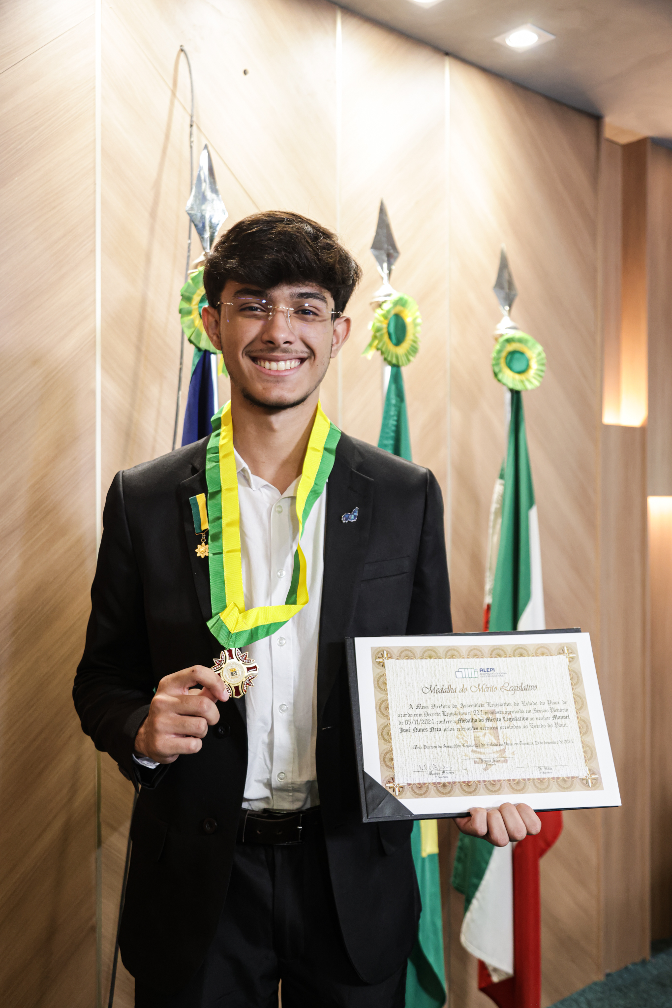 SESSÃO SOLENE CONCESSÃO DE MEDALHA DO MÉRITO LEGISLATIVO AO ESTUDANTE MANOEL JOSÉ NUNES NETO (24).jpg