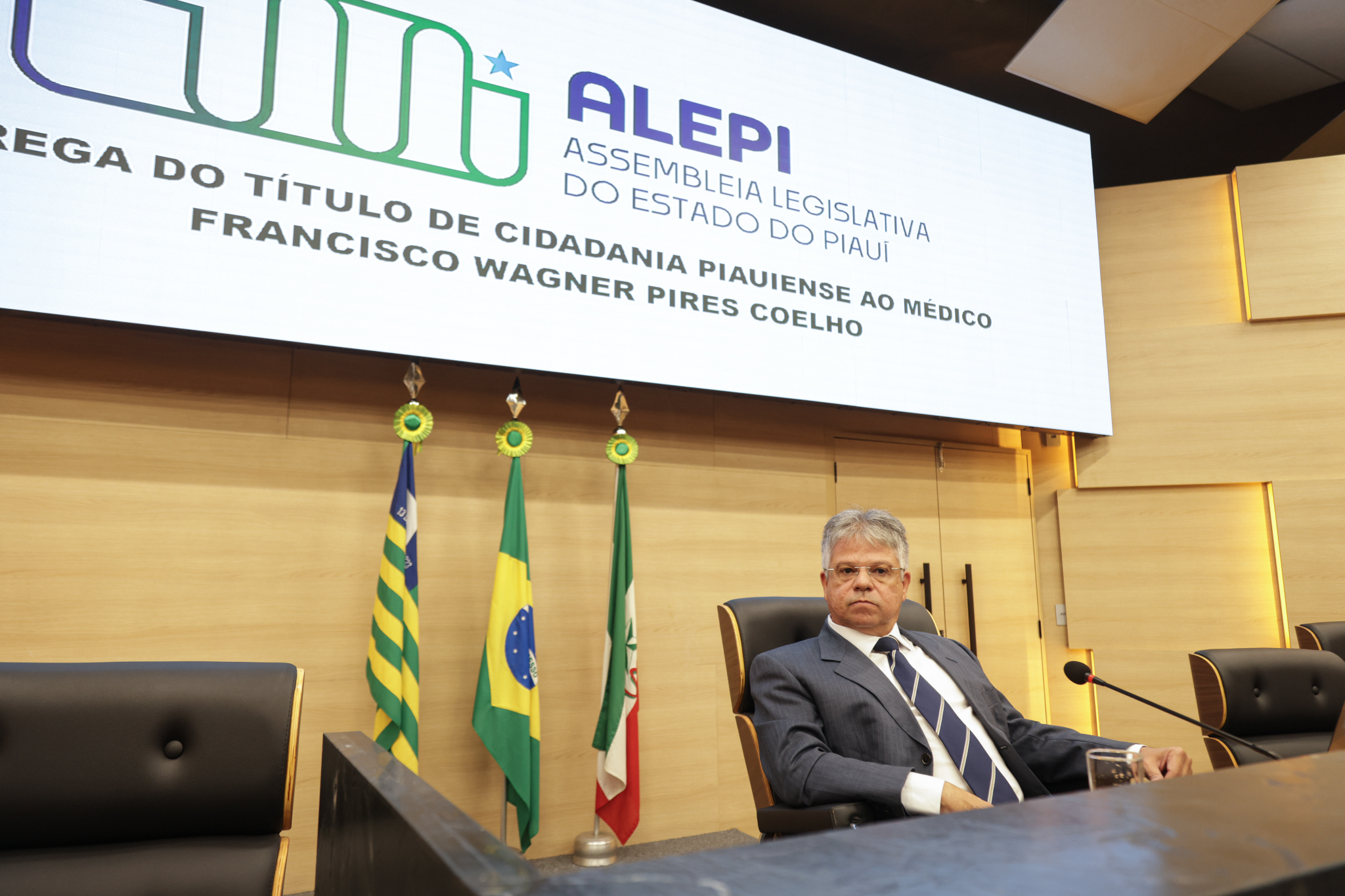 SESSÃO SOLENE ENTREGA DO TITULO DE CIDADANIA PIAUIENSE AO MEDICO FRANCISCO WAGNER PIRES COELHO (24).jpg