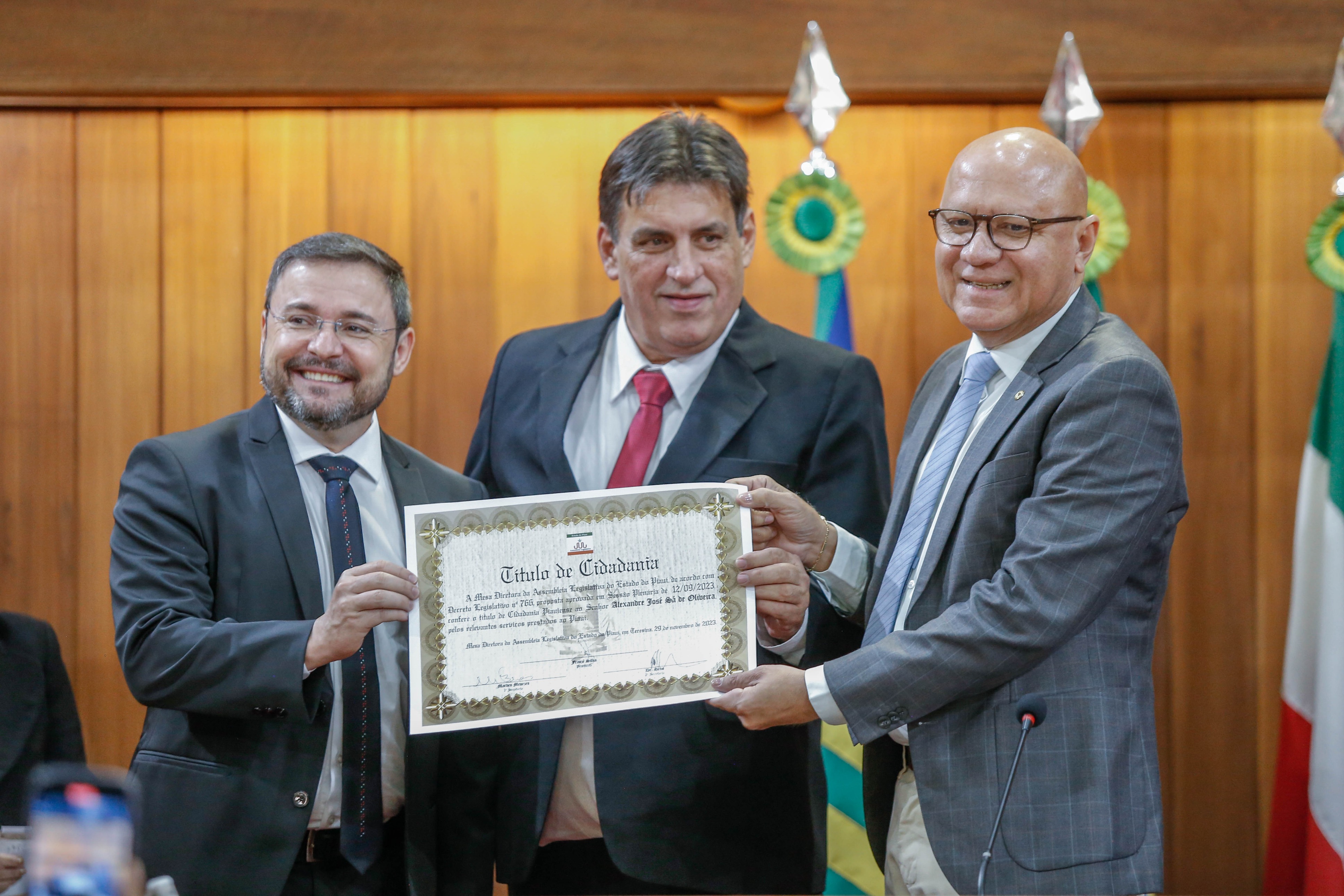 Alepi concede titulo de cidadão piauiense ao carnavalesco  pernambucano José  Alexandre Sá de Oliveira