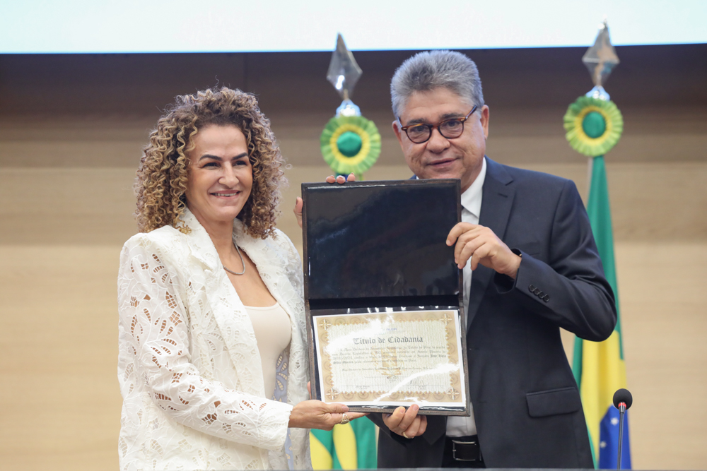 Alepi entrega título de cidadania a Jane Moraes