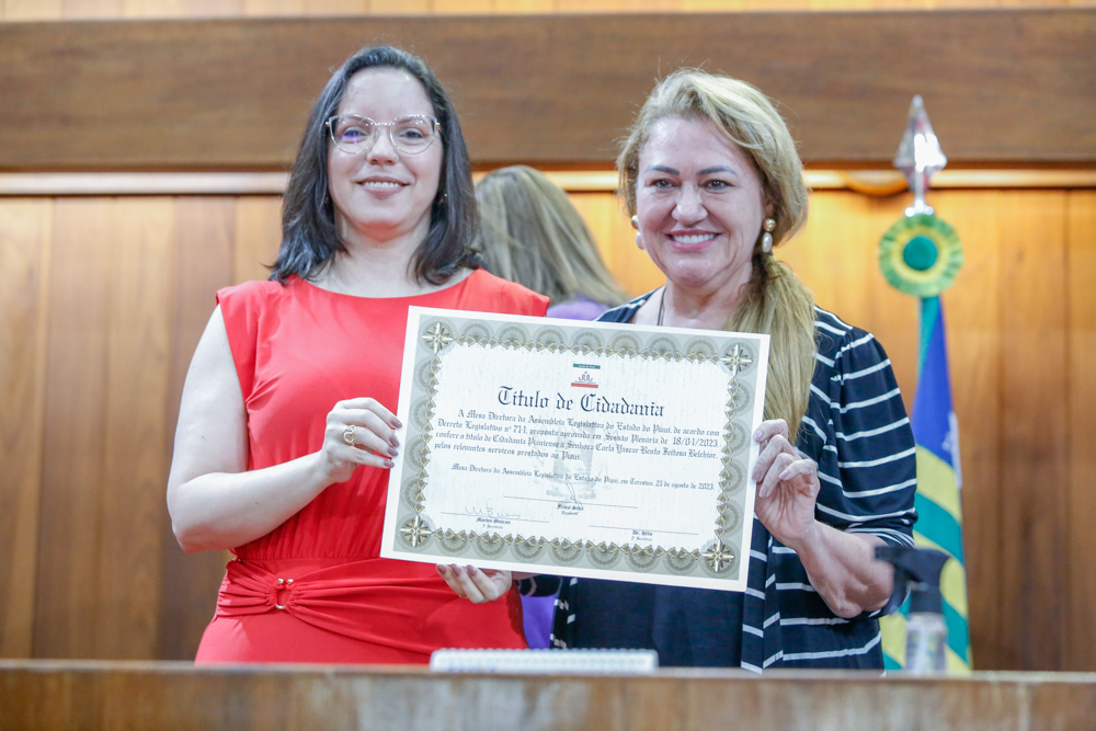 Alepi entrega Título de Cidadania Piauiense à defensora Carla Yáscar