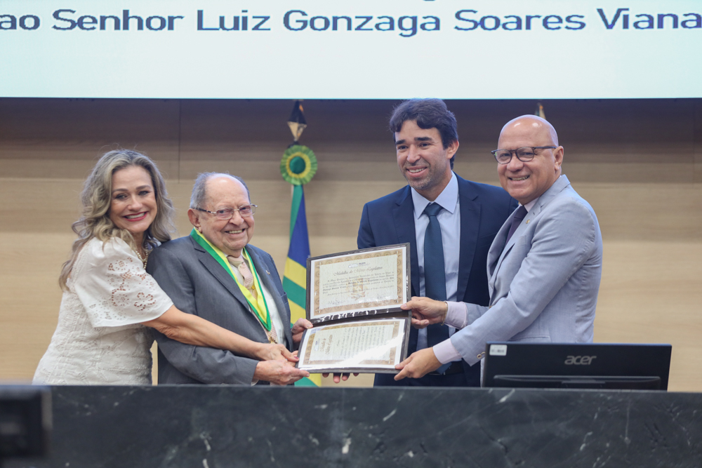 Alepi homenageia jurista Luiz Gonzaga Viana com a entrega de medalha