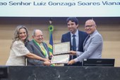 Alepi homenageia jurista Luiz Gonzaga Viana com a entrega de medalha
