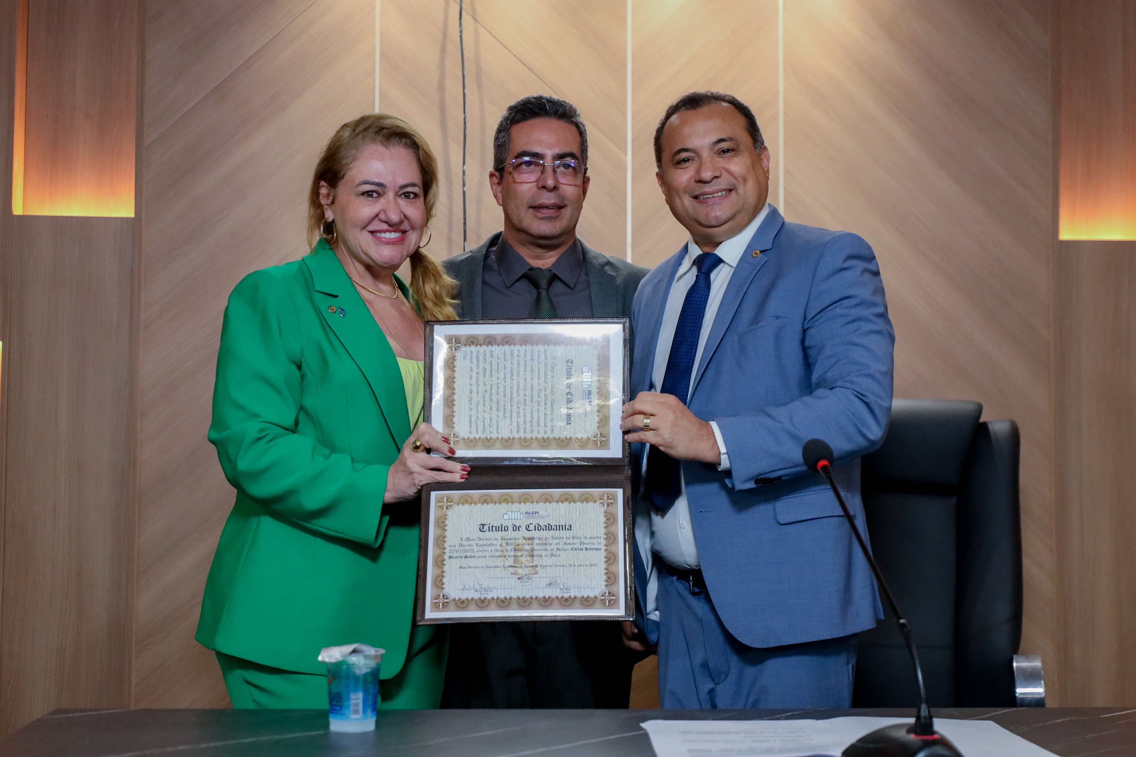 Alepi homenageia oficiais de justiça e entrega título para presidente do sindicato da categoria