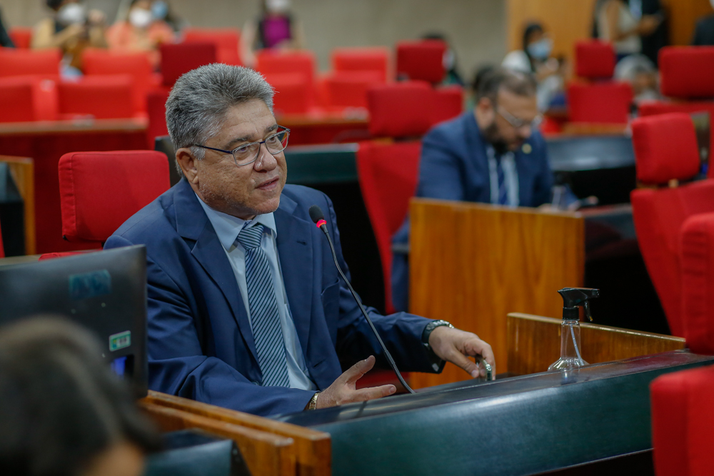 Assembleia concede cidadania ao desembargador Arnaldo Boson Paes