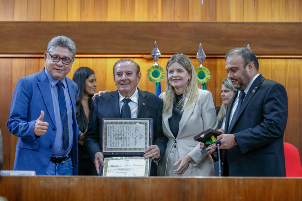 Assembleia homenageia maçons e entrega medalha a Valdeci Cavalcante