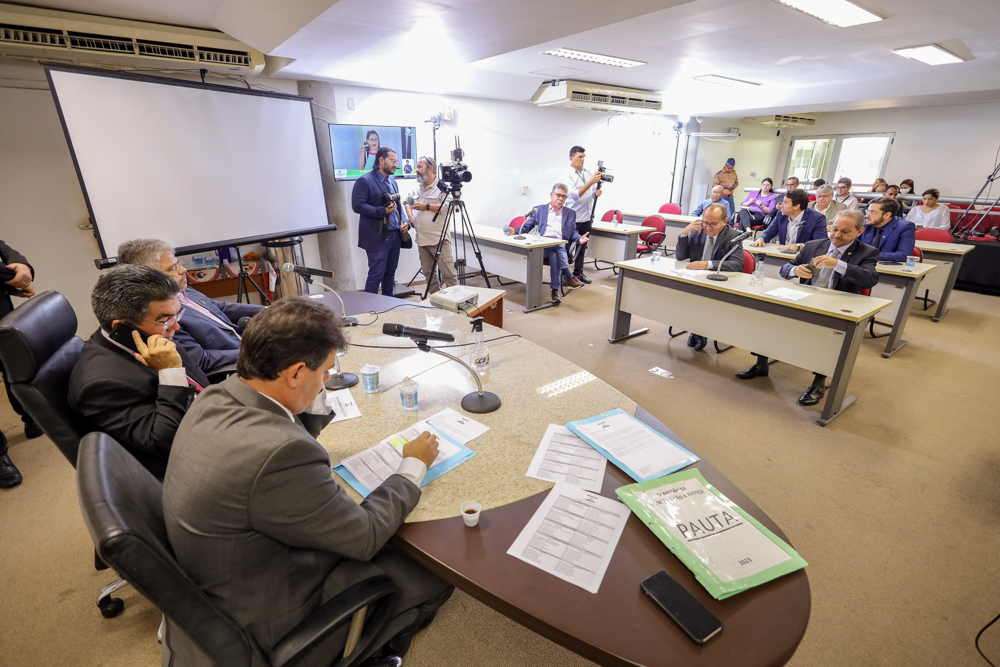 CCJ aprova viagem do governador ao exterior 