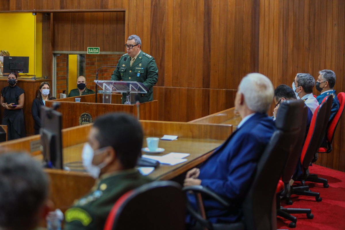 Comandante do 2º BEC recebe título de cidadão piauiense na Assembleia