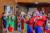 Cortejo visita gabinetes e salas na abertura da primeira Vila de Natal da Alepi   