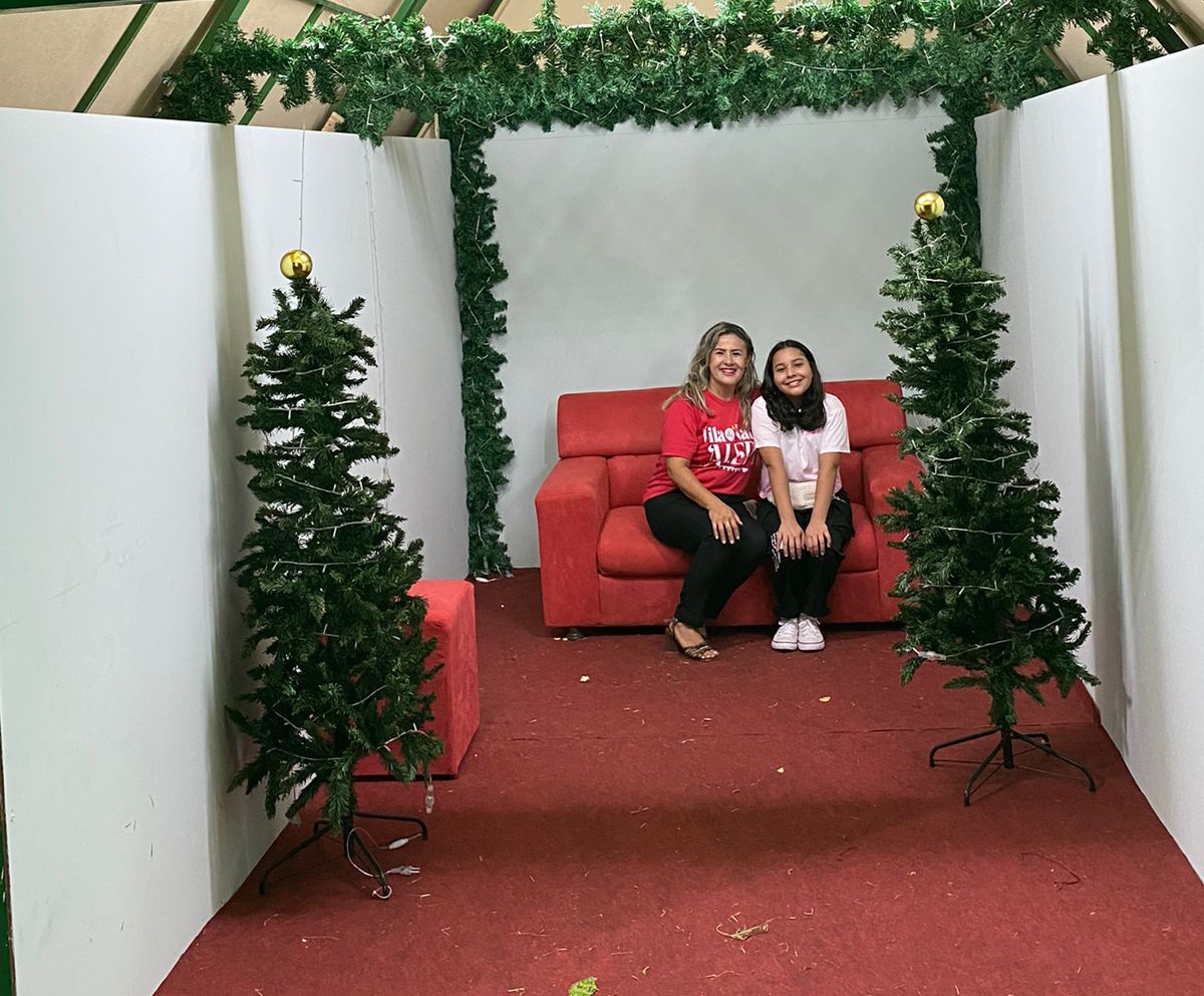 Crianças da Vila de Natal da Alepi puderam ver o Papai Noel pela primeira vez