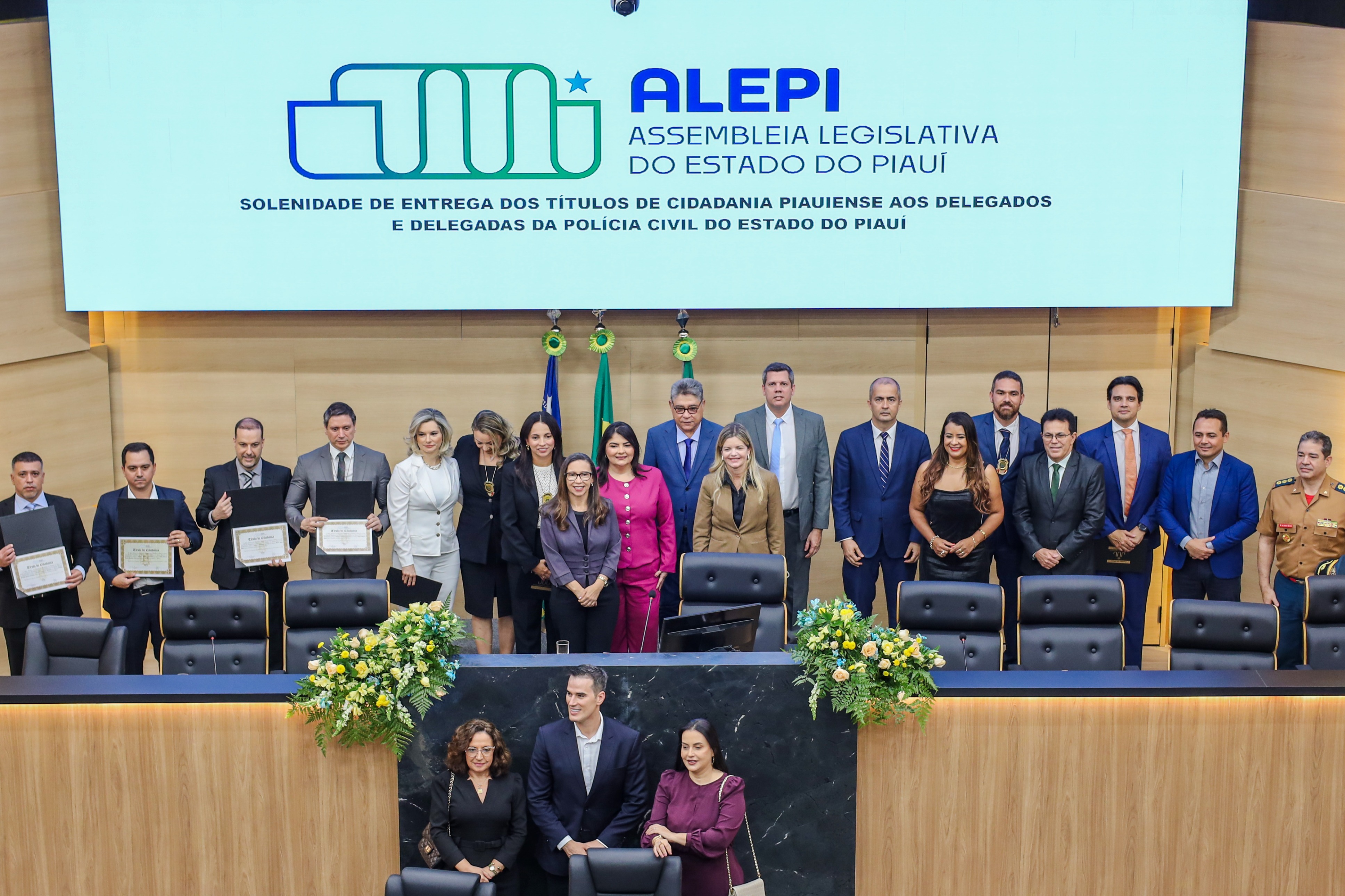 Delegados de Polícia Civil são homenageados em sessão solene na Alepi