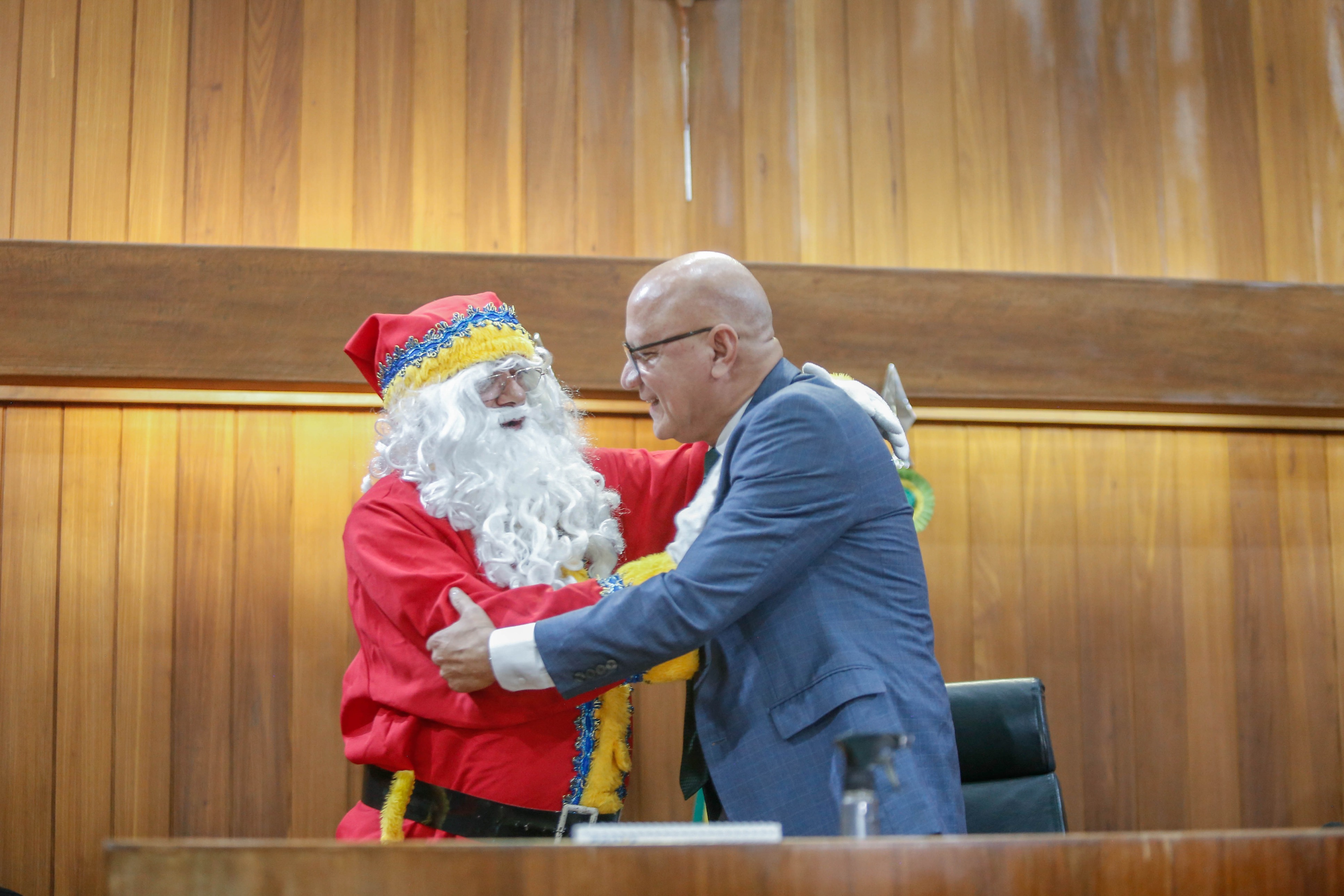 Deputados adotam cartinhas da campanha Papai Noel dos Correios