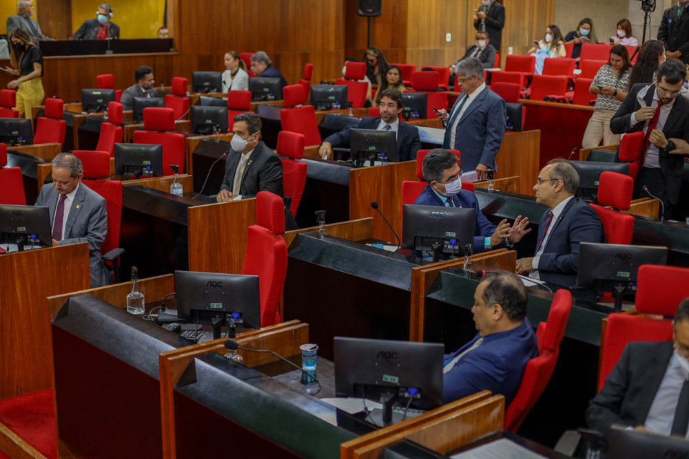 Deputados aprovam Refis e mais 13 matérias em tramitação na Assembleia