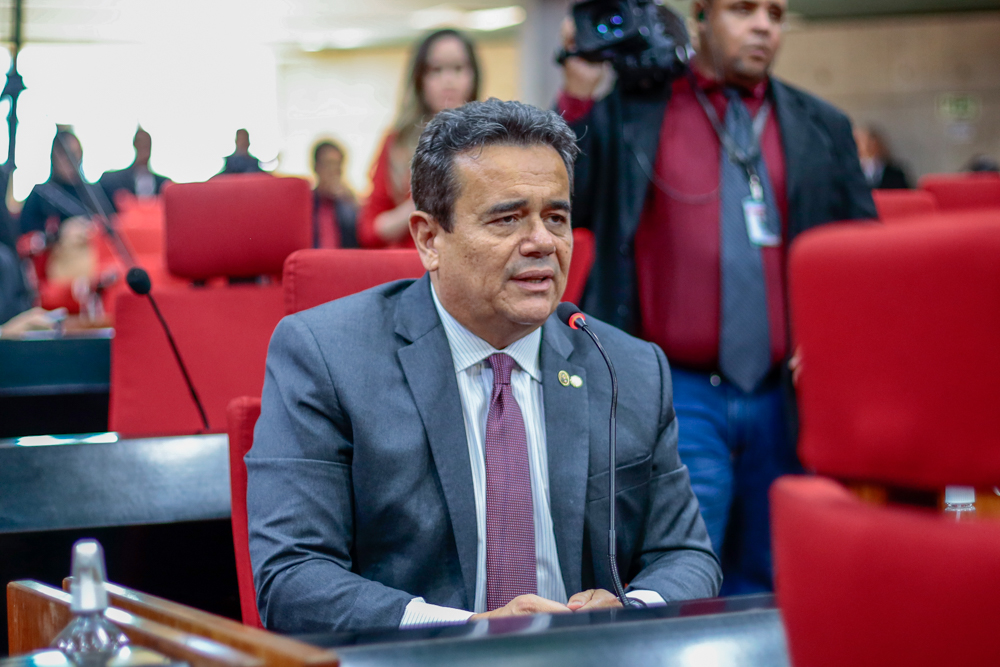 Deputados lamentam falecimento do ex-deputado Celso Barros 