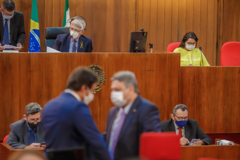 Deputados pedem vistas de veto à meia-entrada de trabalhador em educação