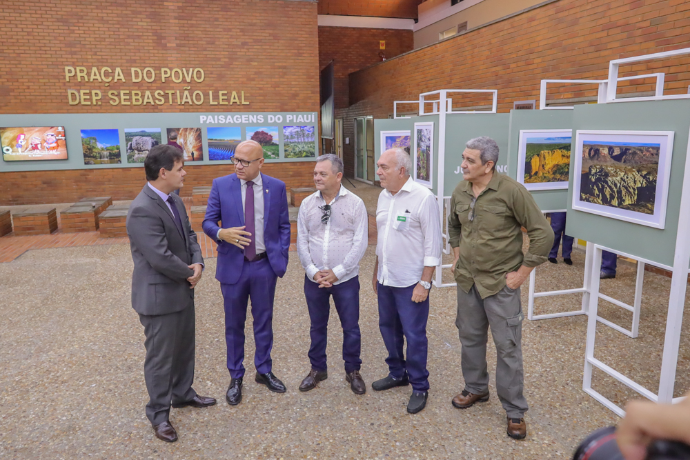 Deputados prestigiam exposição de artistas piauienses que transforma Alepi em galeria permanente 