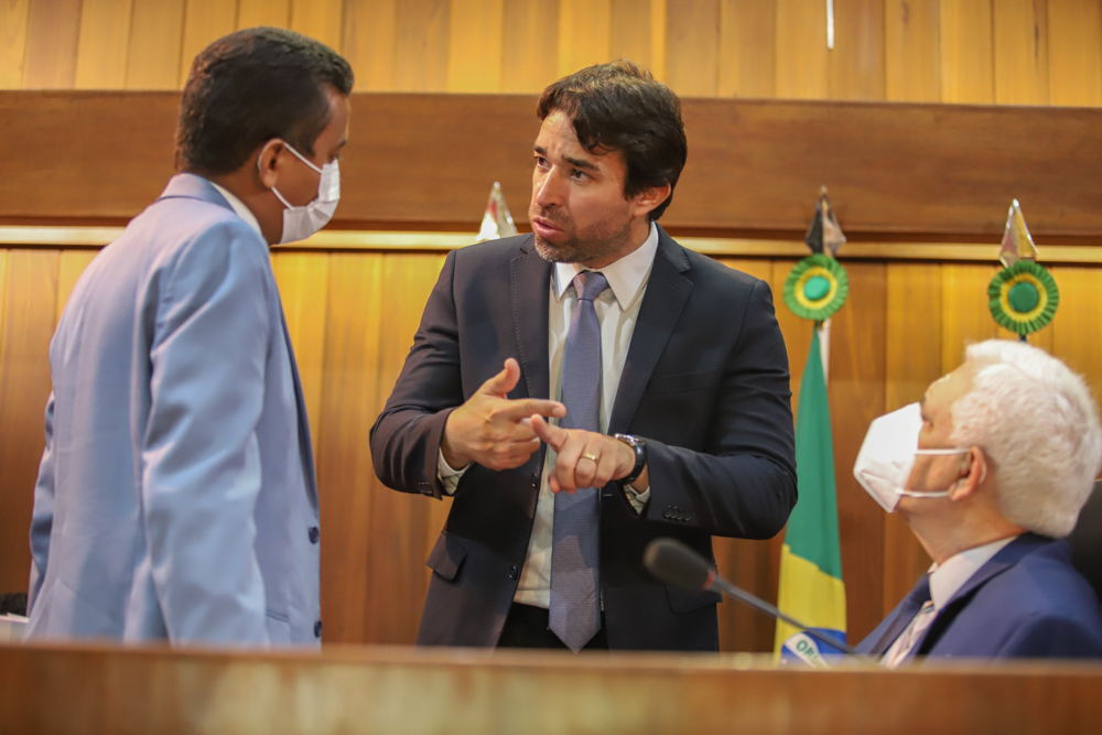 Deputados voltam a discutir adiamento de reunião conjunta de comissões