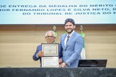 Desembargador Fernando Lopes recebe Medalha do Mérito na Alepi