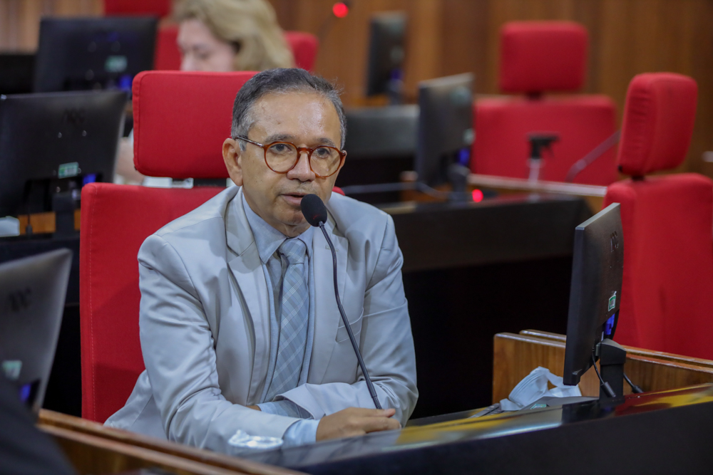 Dr. Hélio quer a criação de parque de proteção ao peixe-boi no Piauí