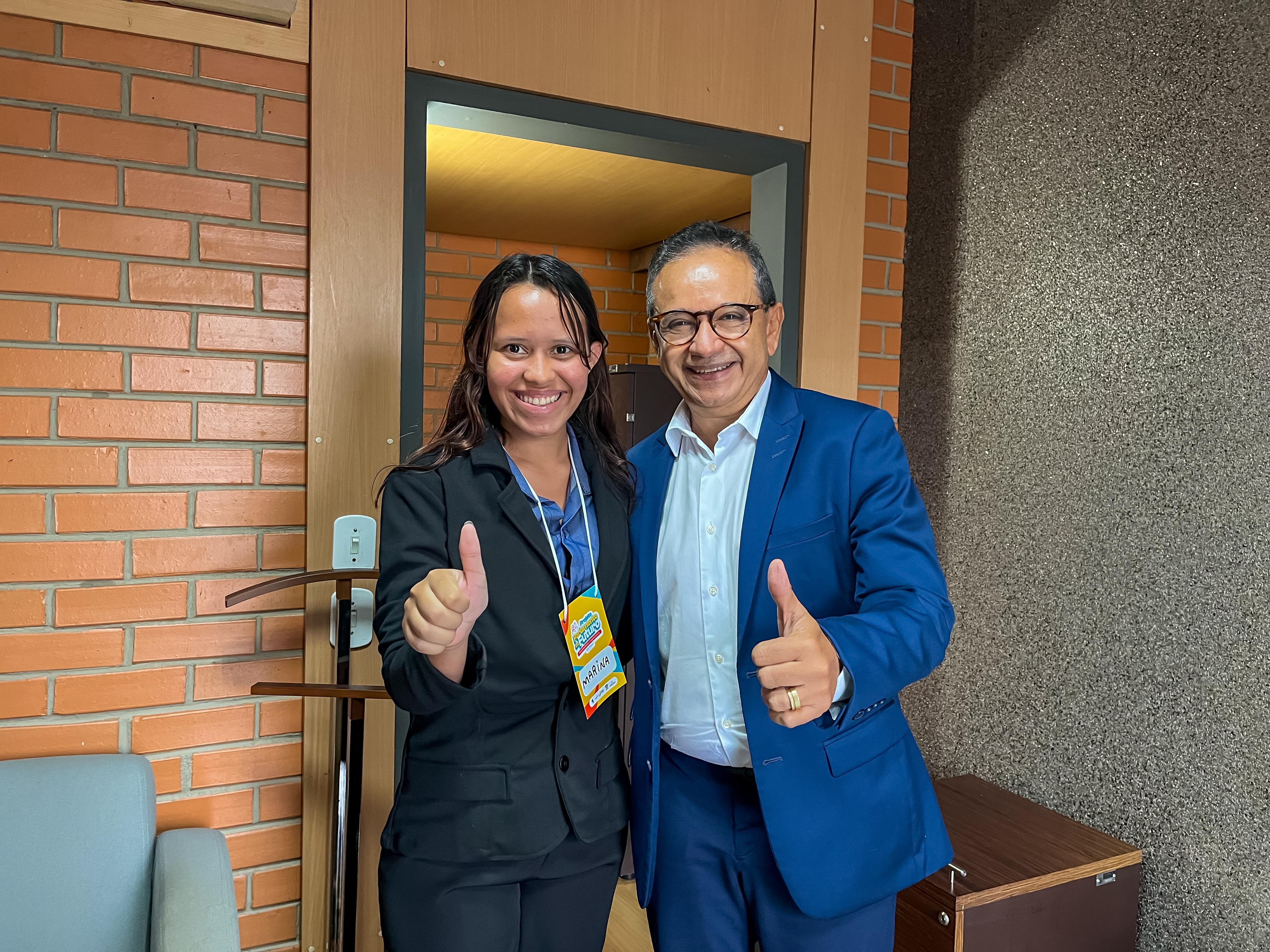 Dr. Hélio recebe parnaibana que participa do projeto Parlamento do Futuro