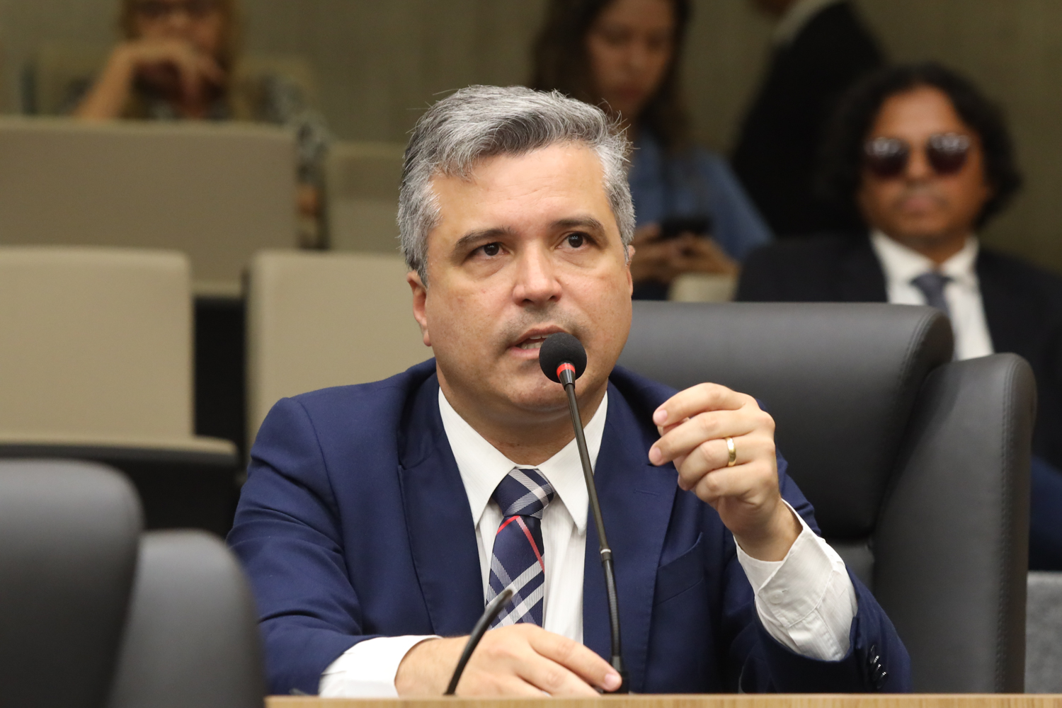 Dr. Vinícius visita Troca-Troca e vai tentar linha de crédito especial para empreendedores