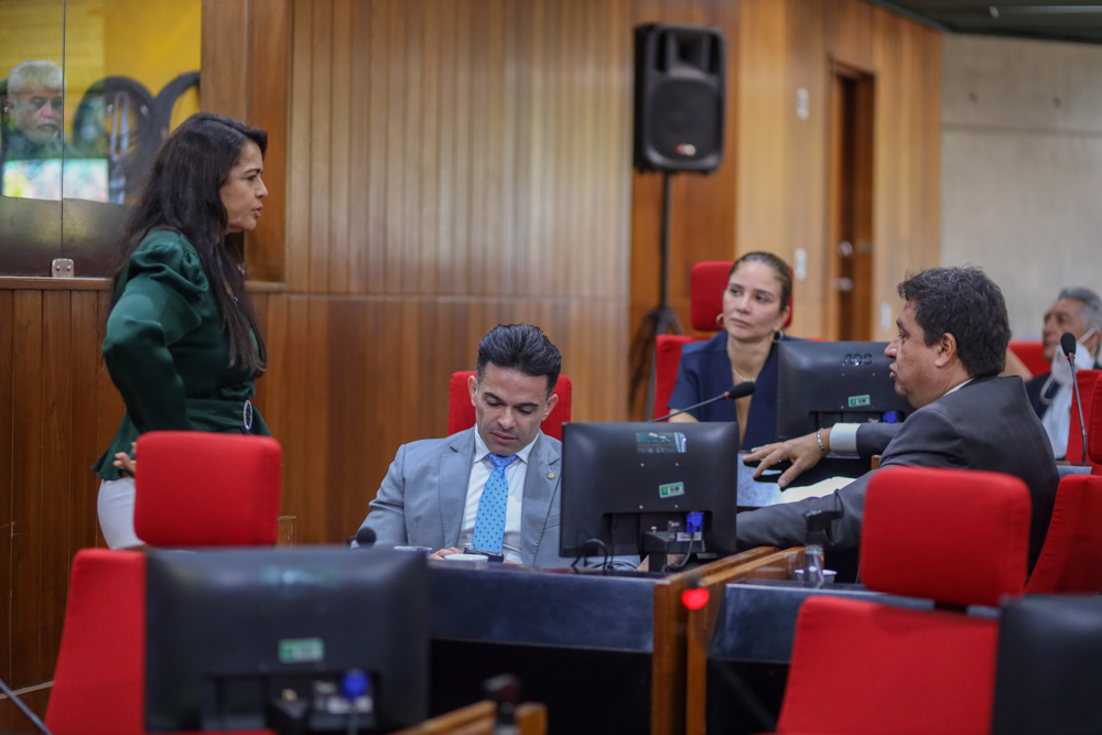 Durante sessão, nos pequenos avisos deputados destacam temas da saúde e segurança