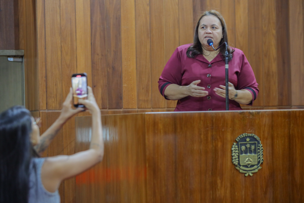 Entrega de equipamentos agrícolas é comemorada em plenário 