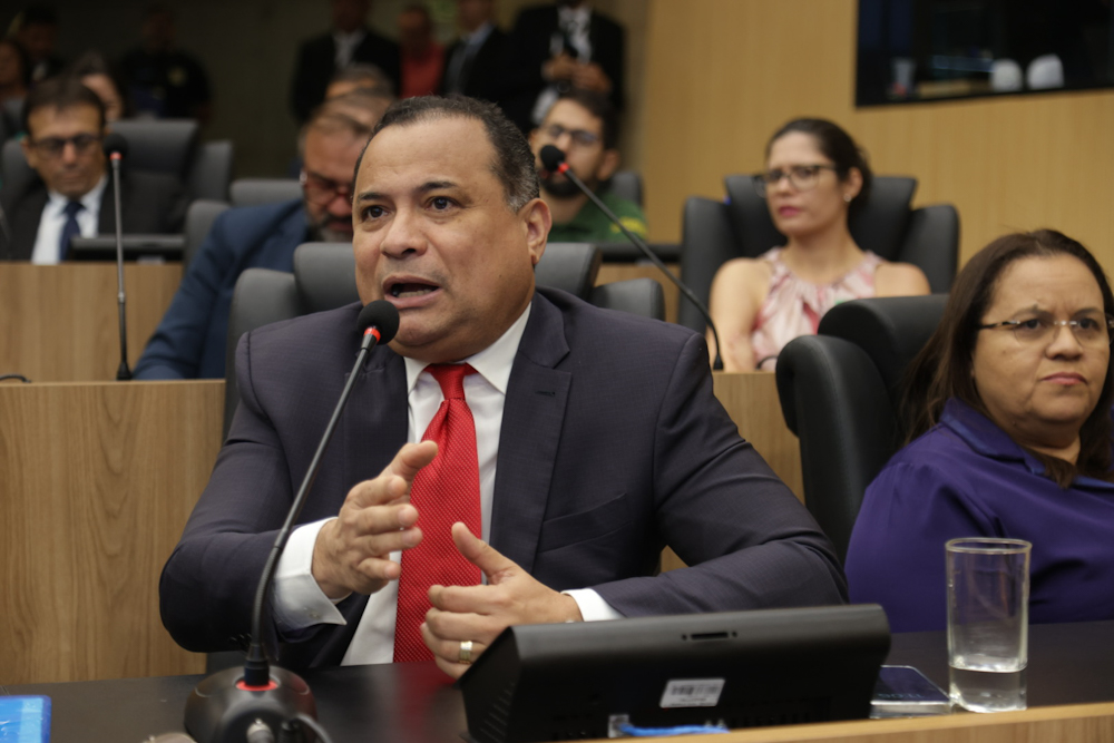 Evaldo Gomes comemora anúncio de tarifa zero para o metrô de Teresina