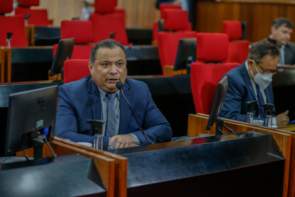  Evaldo Gomes propõe meia-passagem para universitários no transporte intermunicipal