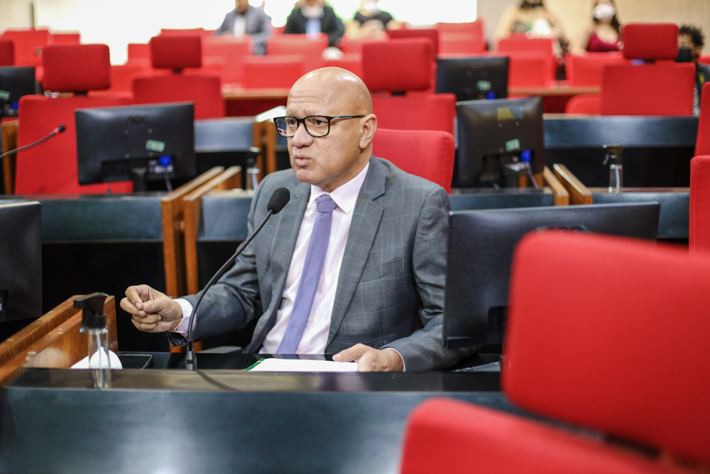 Franzé Silva e Carlos Augusto cobram melhoria nas paradas de ônibus de Teresina