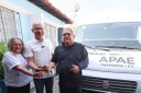 Franzé Silva entrega novo veículo e destinará emenda para a Apae de Teresina