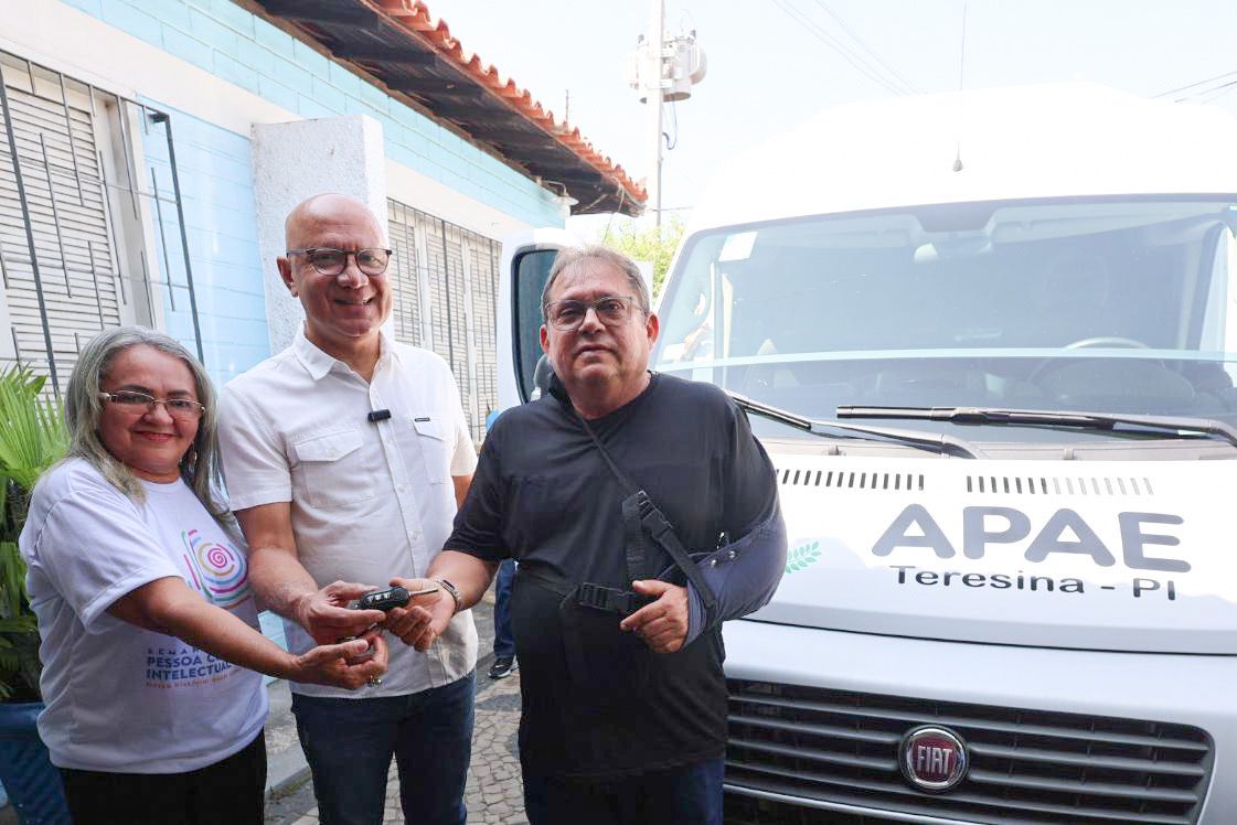 Franzé Silva entrega novo veículo e destinará emenda para a Apae de Teresina