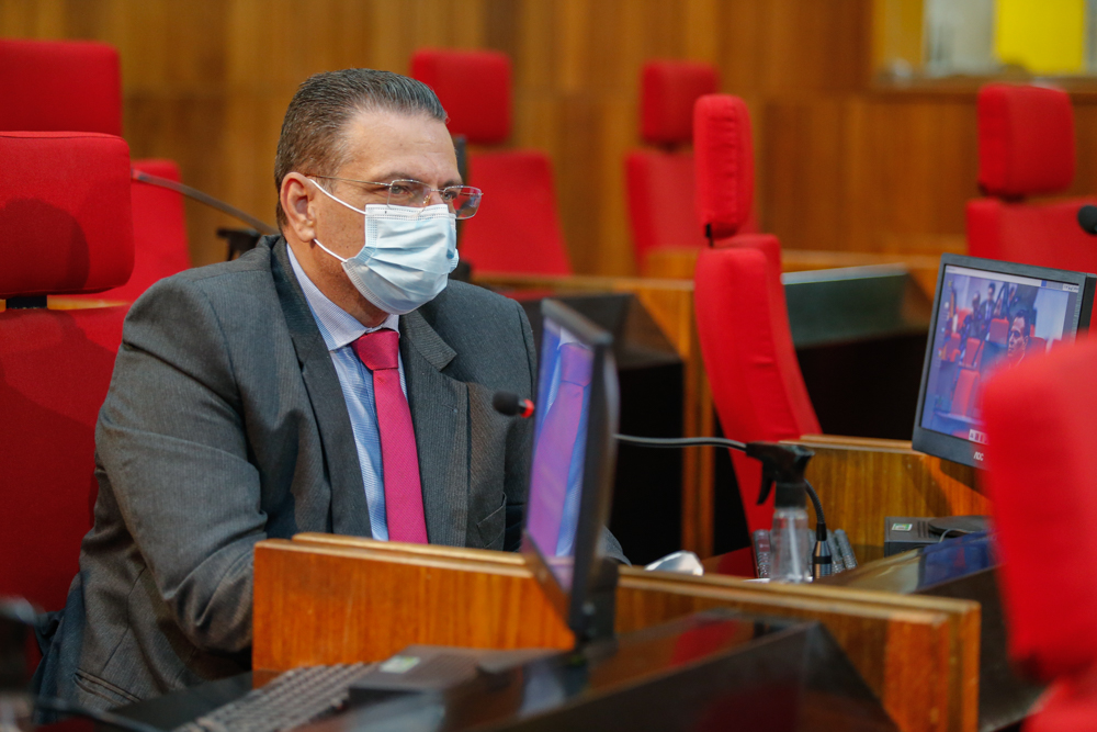 Gessivaldo Isaías propõe a colocação de sinalização refletiva em caçambas