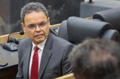 Gil Carlos comemora reforma do Hospital Estadual em Simplício Mendes