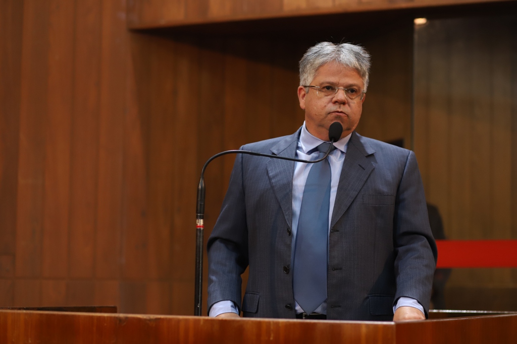 Gustavo Neiva considera justa a greve dos professores por piso nacional