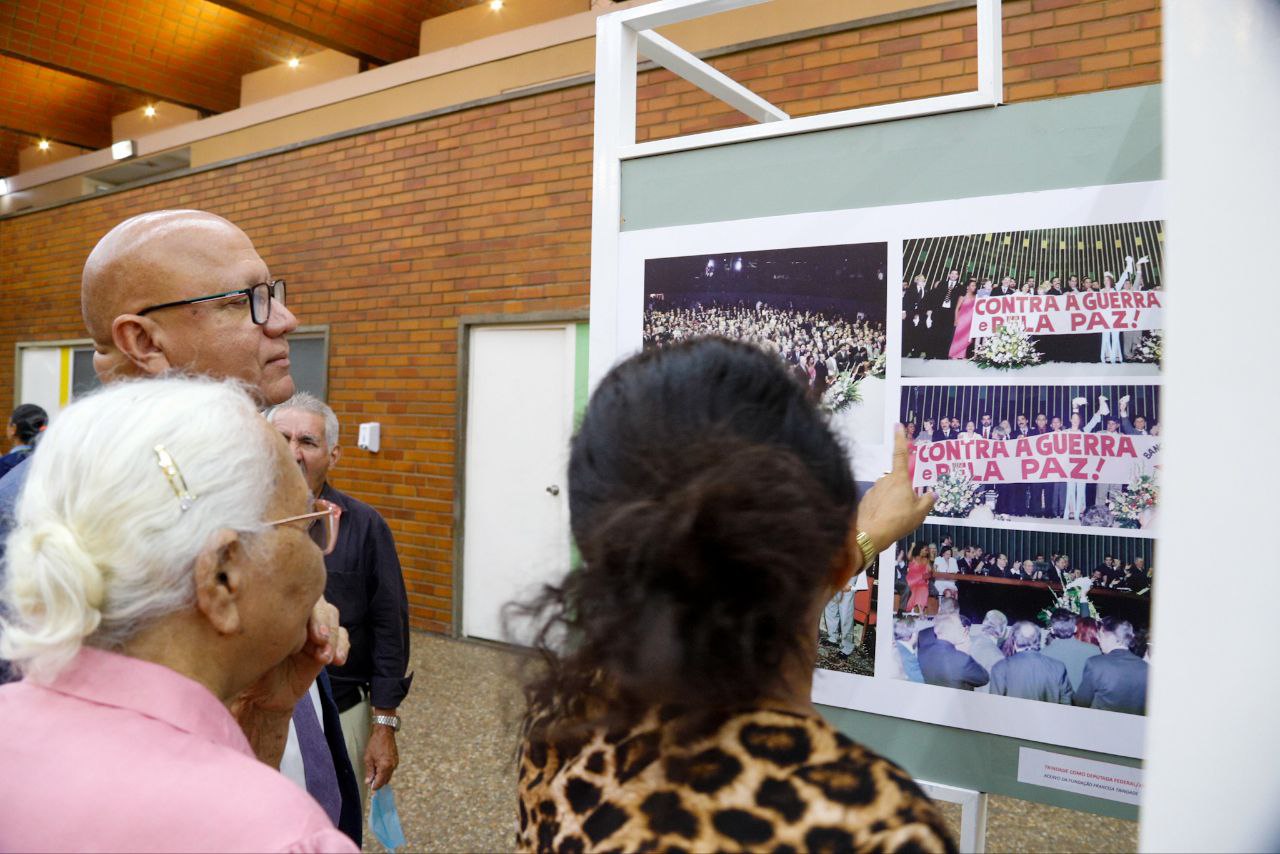 Mãe e irmã de Francisca Trindade se emocionam com homenagem da Alepi   