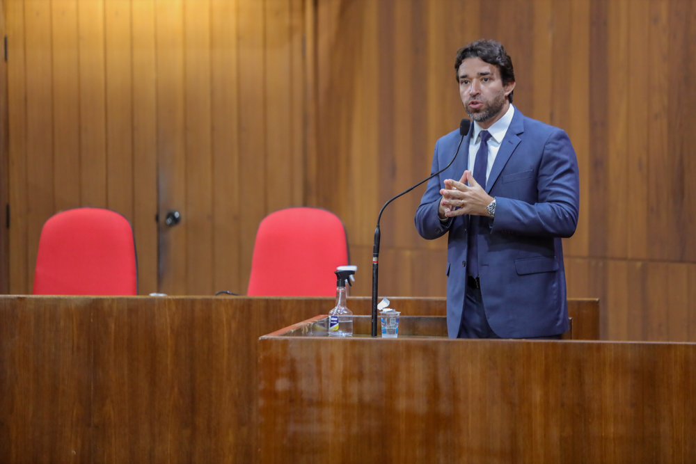 Marden Menezes questiona cobrança de taxa de esgoto em municípios