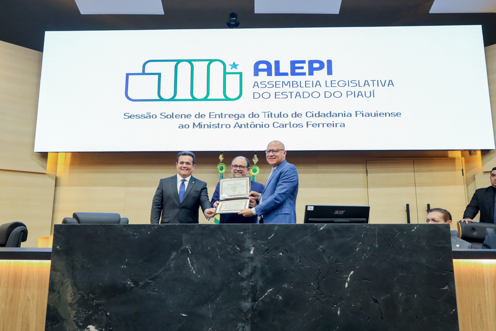 Ministro Antônio Carlos Ferreira recebe Título de Cidadania Piauiense