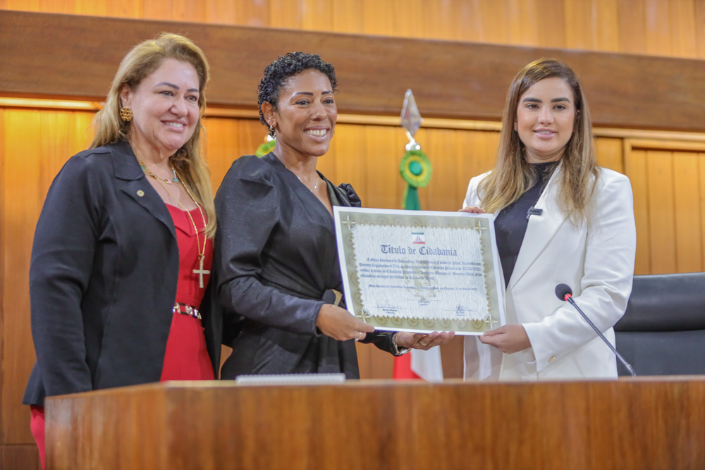 Monique Menezes recebe homenagem na Alepi   