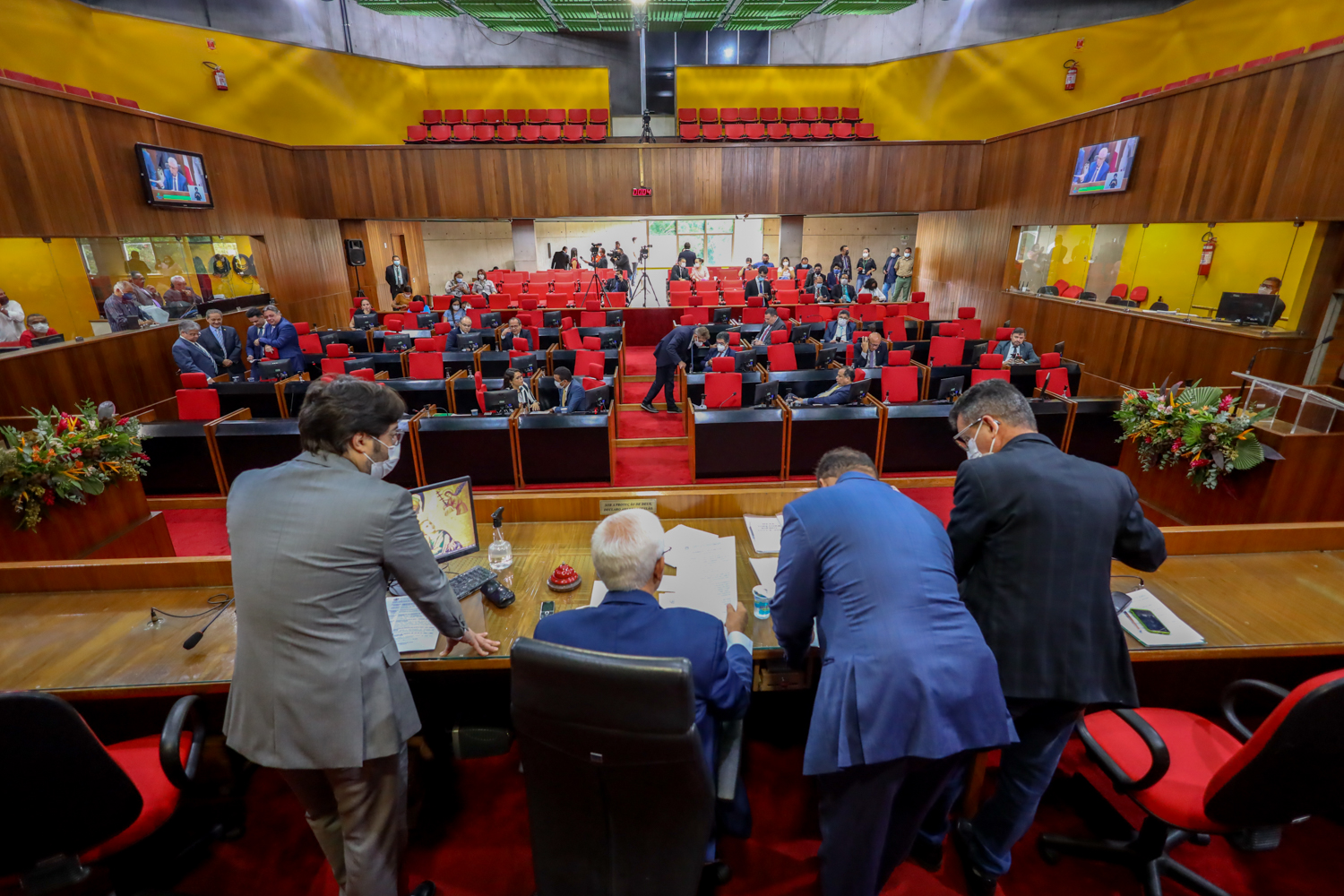 Plenário aprova urgência para projeto e pedidos de obras