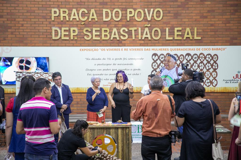 Praça do Povo recebe exposição sobre importância do coco babaçu