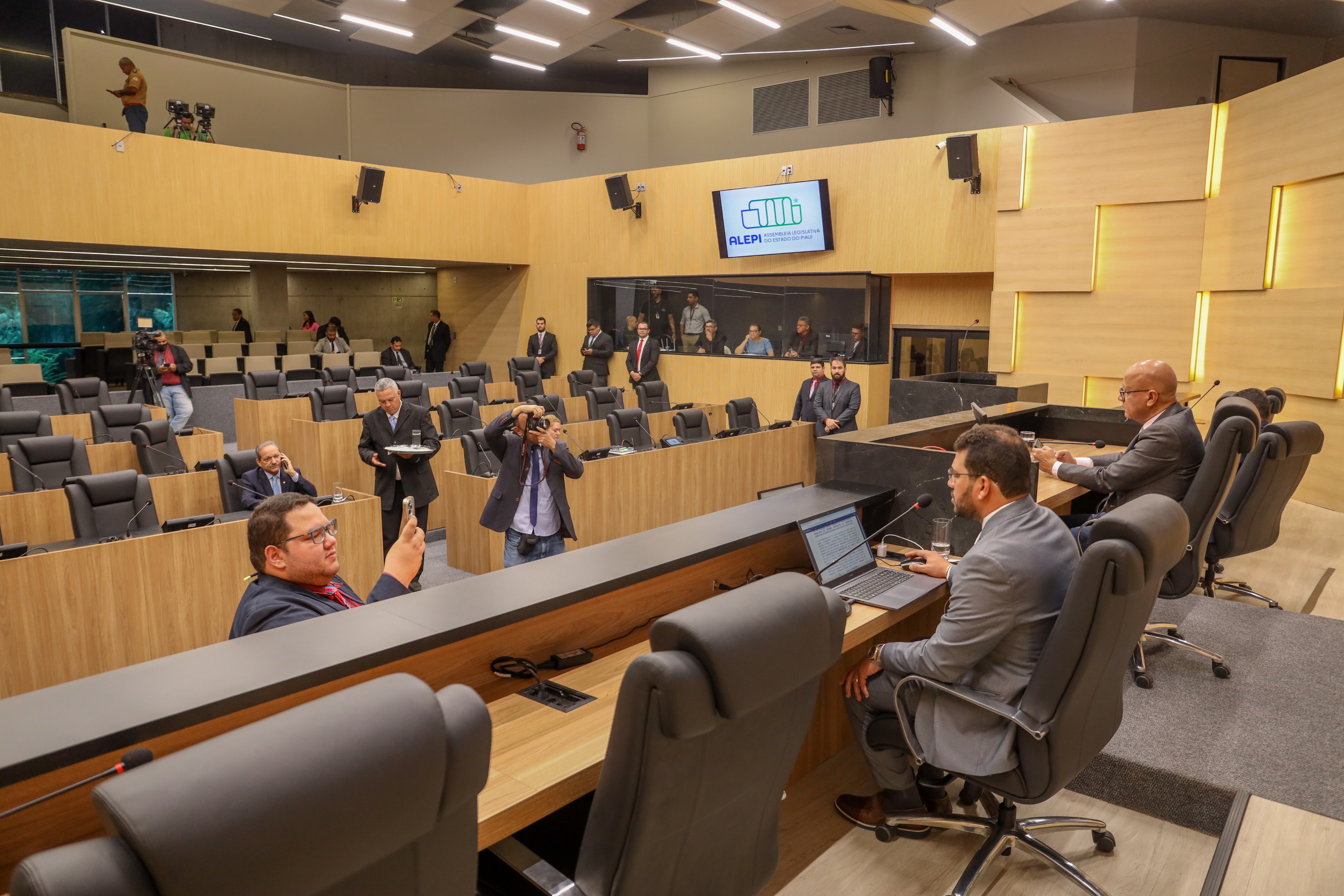 Presidente convida servidores para apresentação das novas instalações do plenário 