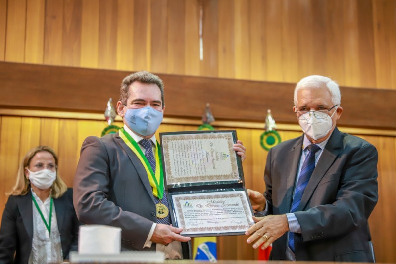 Presidente da Sociedade Brasileira de Neurocirurgia recebe homenagem no Piauí