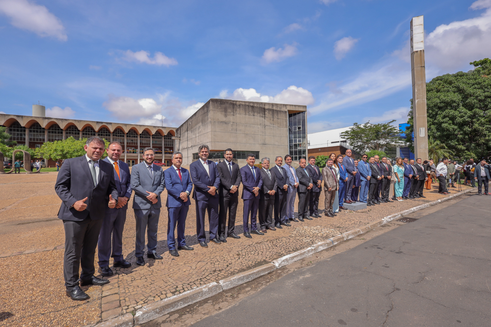 Revista de Franzé Silva às tropas da Polícia Militar marca início da legislatura na Alepi