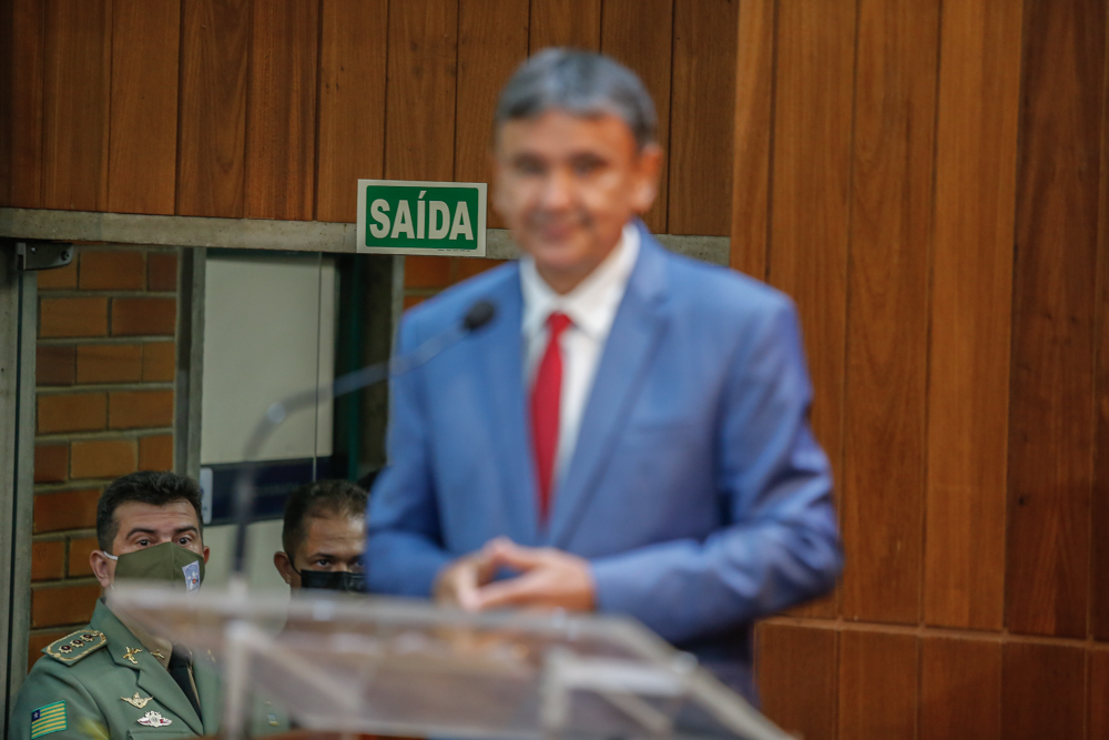 Wellington Dias entrega renúncia do cargo de governador à Assembleia 